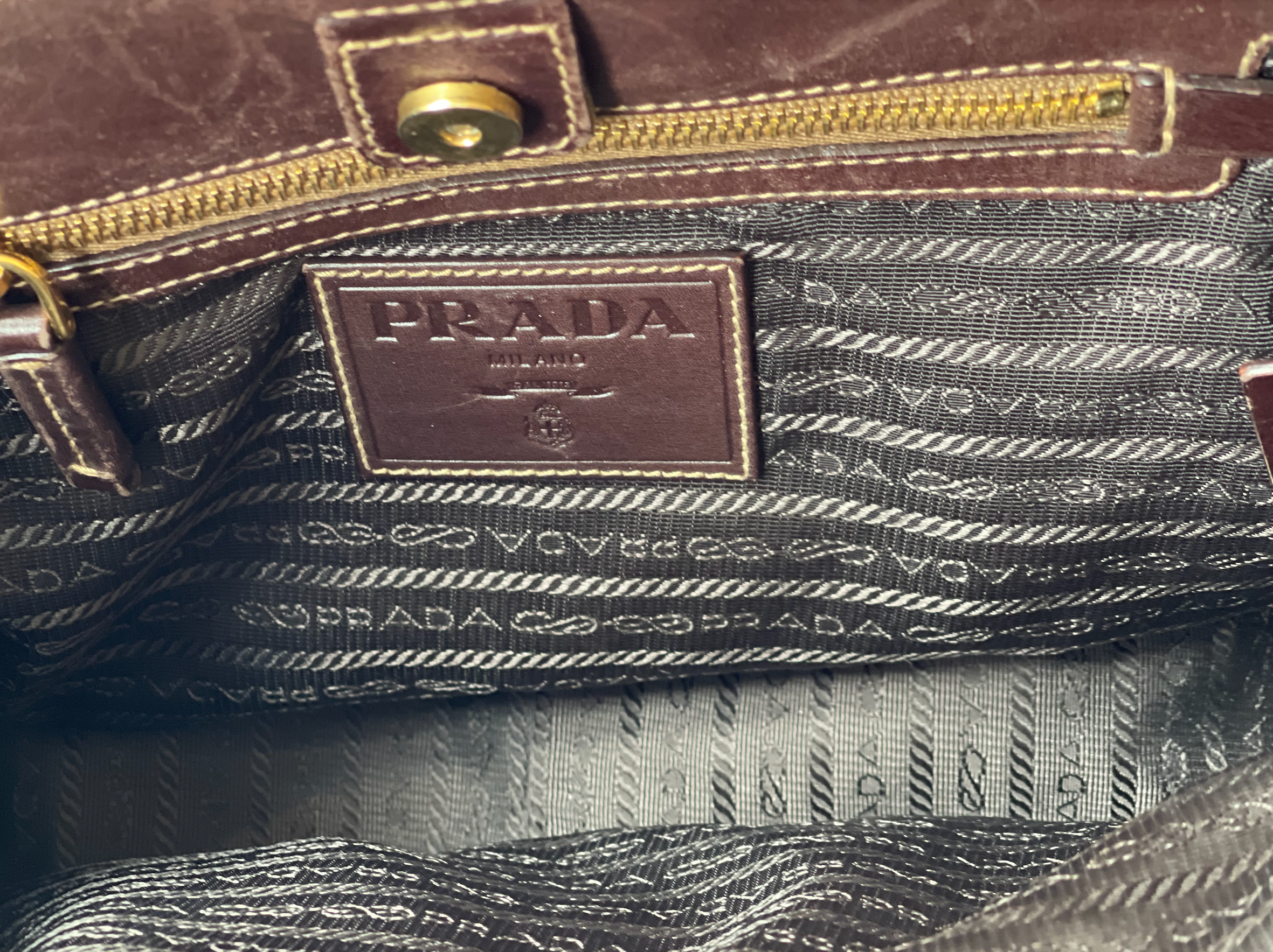 Brown Prada bag DAL 1813.